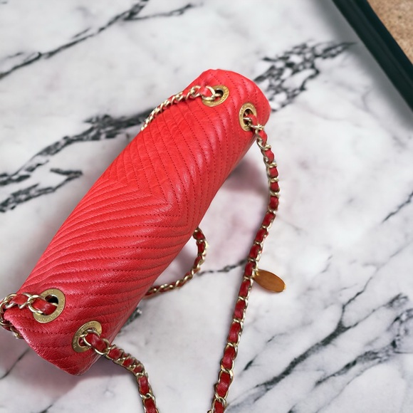 Chanel red chevron wrinkled leather small rectangular medallion chain bag - Picture 12 of 15